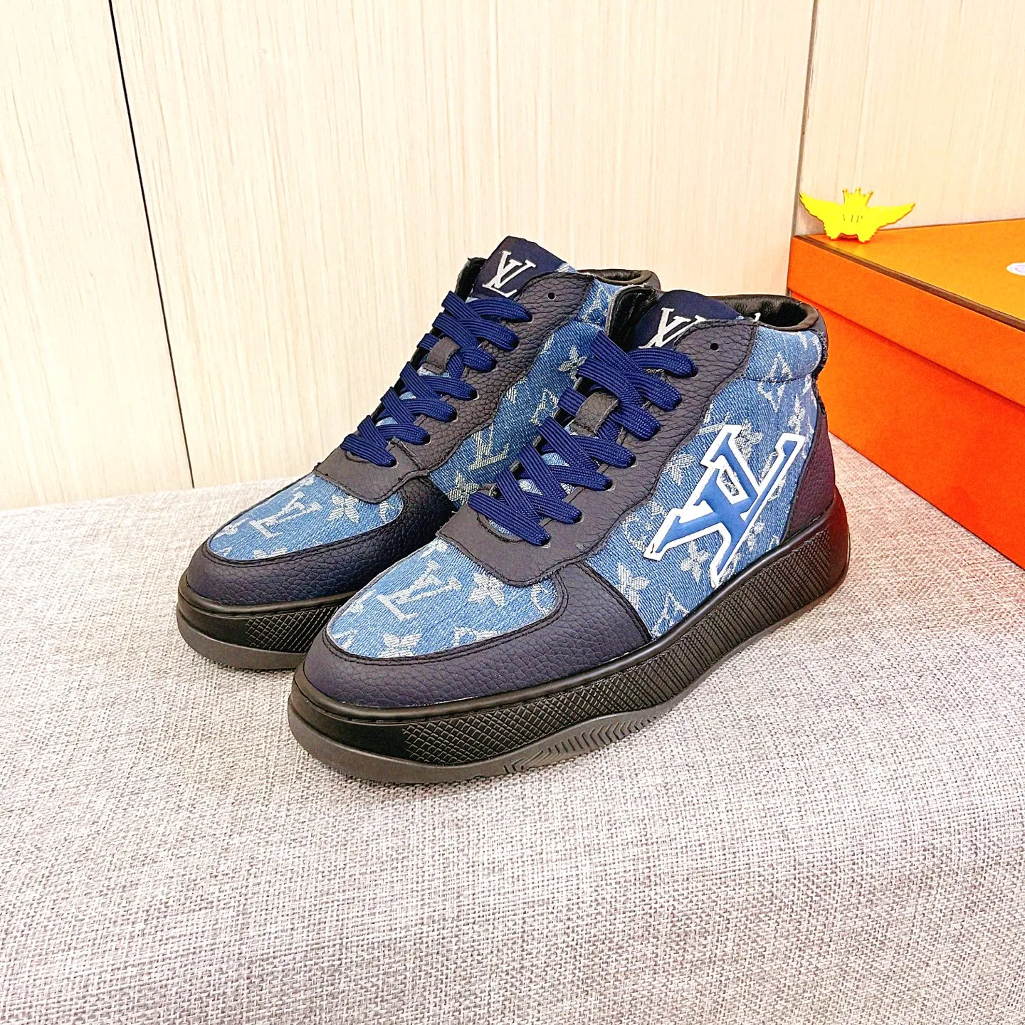 Men's shoes💰 460💰[LV]🔥Louis Vuitton, high-end men's shoes brand, official website 1:1 latest masterpiece: the upper is made of Italian imported first-layer cowhide with a comfortable and breathable lining➕original non-slip and wear-resistant outsole🔥, making walking more convenient and comfortable! An exclusive new model, a stunning work, a beautiful 1:1 replica [color] compared to the official quality! Create a fashionable personality to set off your uniqueness! A must-have for trendy men! Classic🔥Size: 38-44 Color: 🔥Multiple colors available🔥